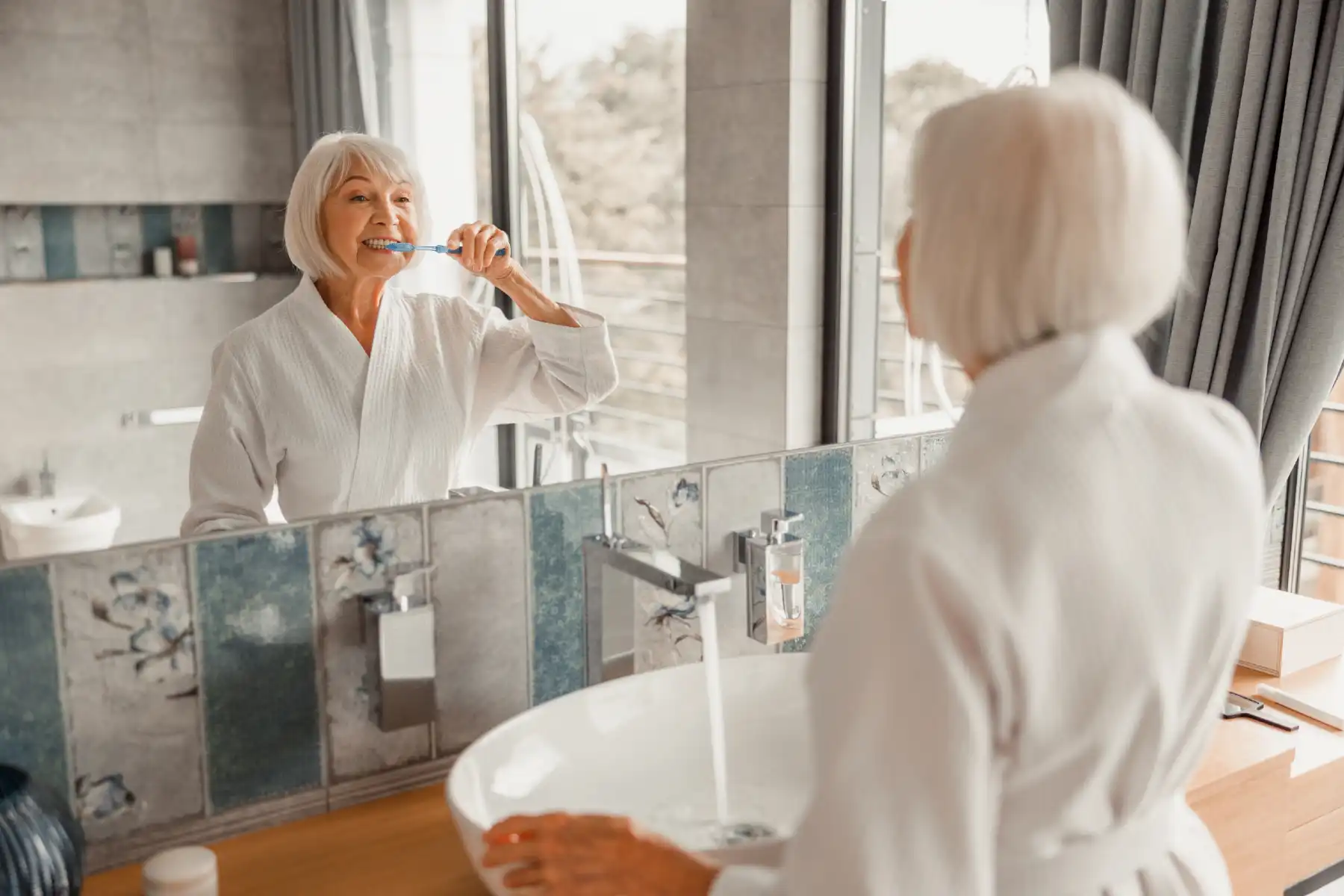 Barrierefreies Badezimmer mit bodengleicher Dusche und Haltegriffen