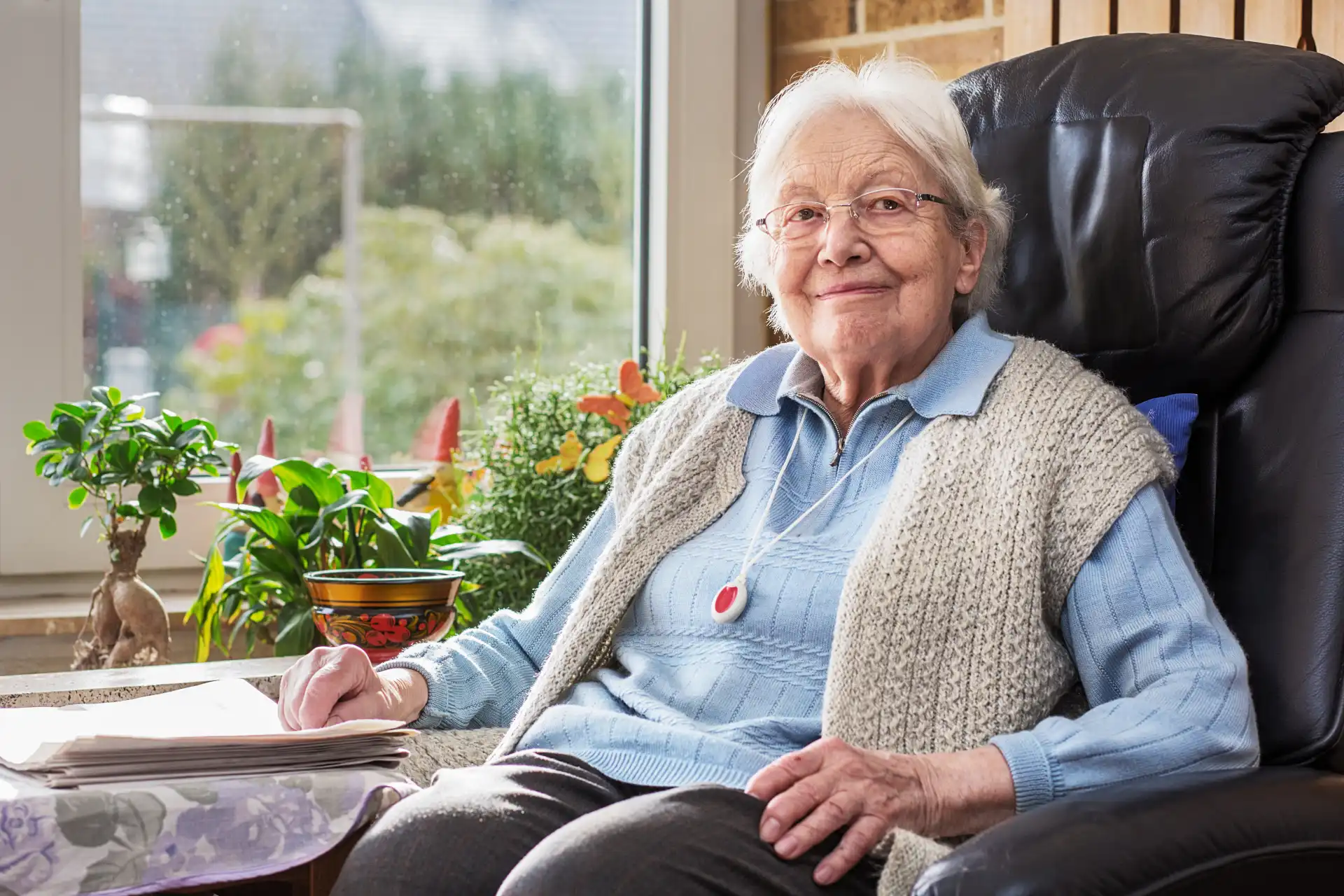 Seniorin mit Hausnotruf-Armband im Gespräch mit Angehörigen
